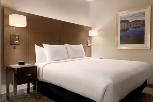 Imagen de la habitación del Hotel Embassy Suites By Hilton The Woodlands At Hughes Landing. Foto 4