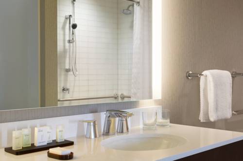 Imagen de la habitación del Hotel Embassy Suites By Hilton The Woodlands At Hughes Landing. Foto 5