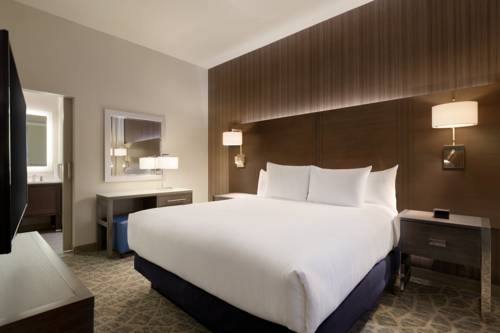 Imagen de la habitación del Hotel Embassy Suites By Hilton The Woodlands At Hughes Landing. Foto 6
