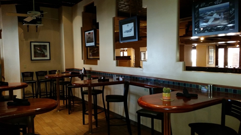 Imagen del bar/restaurante del Hotel Embassy Suites By Hilton Tucson East. Foto 2