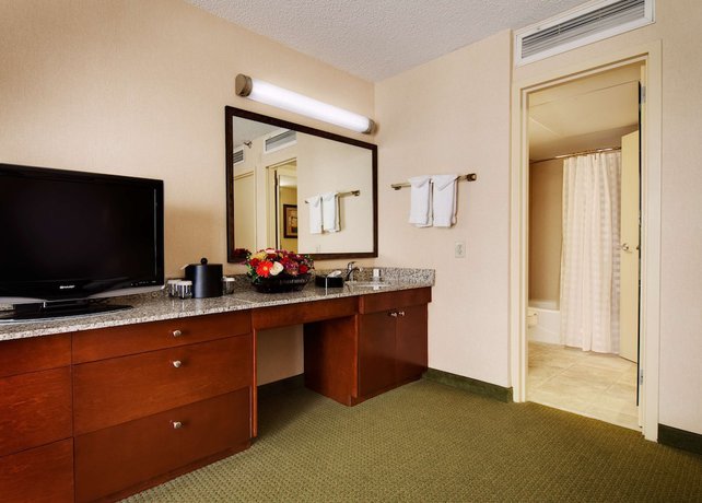 Imagen de la habitación del Hotel Embassy Suites By Hilton Tulsa I-44. Foto 2