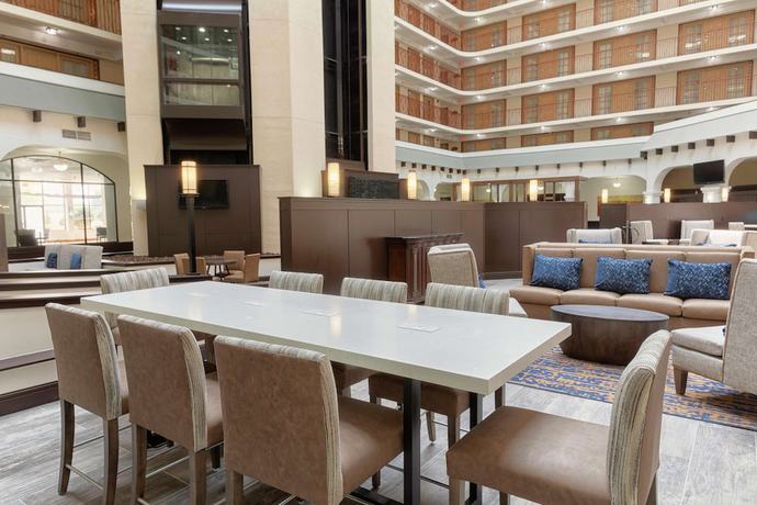 Imagen de los interiores del Hotel Embassy Suites By Hilton Tulsa I-44. Foto 14