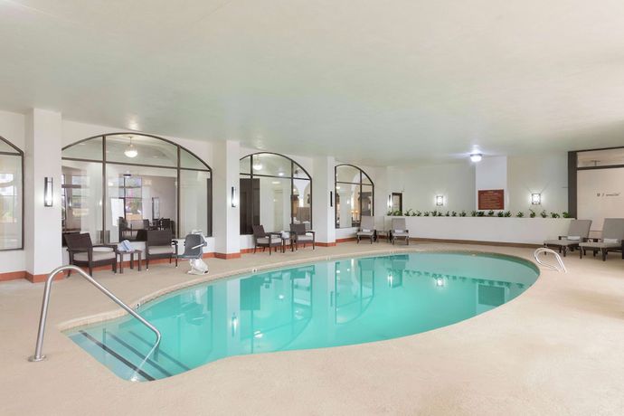 Imagen de la piscina del Hotel Embassy Suites By Hilton Tulsa I-44. Foto 20