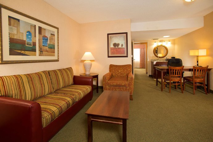 Imagen de la habitación del Hotel Embassy Suites By Hilton Tulsa I-44. Foto 6
