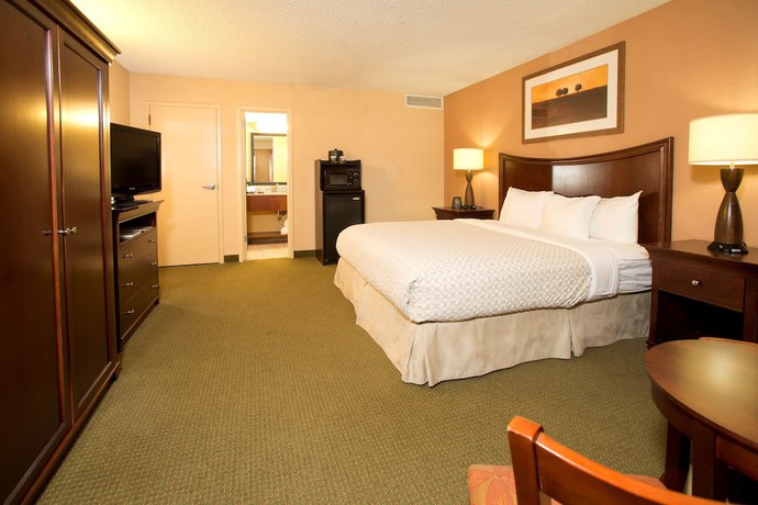 Imagen de la habitación del Hotel Embassy Suites By Hilton Tulsa I-44. Foto 8
