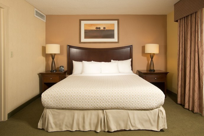 Imagen de la habitación del Hotel Embassy Suites By Hilton Tulsa I-44. Foto 9