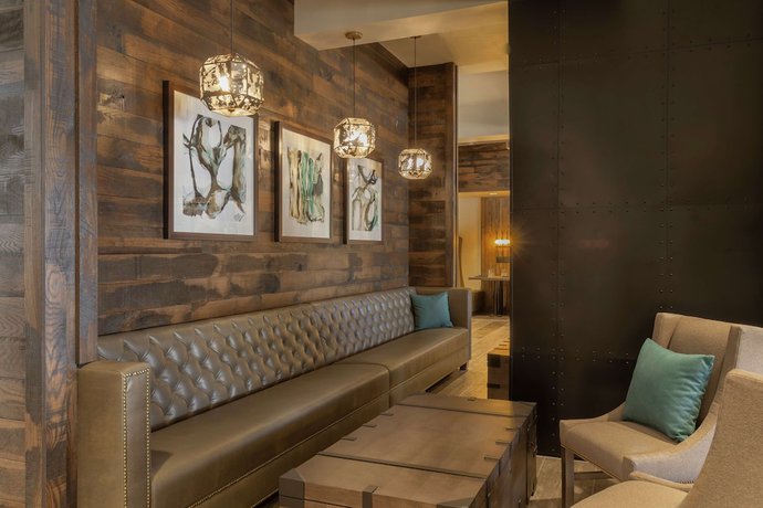 Imagen de los interiores del Hotel Embassy Suites By Hilton Tulsa I-44. Foto 17