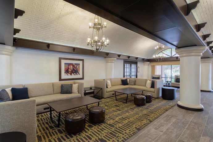 Imagen de los interiores del Hotel Embassy Suites By Hilton Tulsa I-44. Foto 18