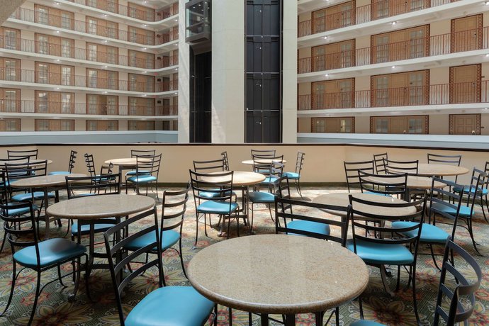 Imagen de los interiores del Hotel Embassy Suites By Hilton Tulsa I-44. Foto 19
