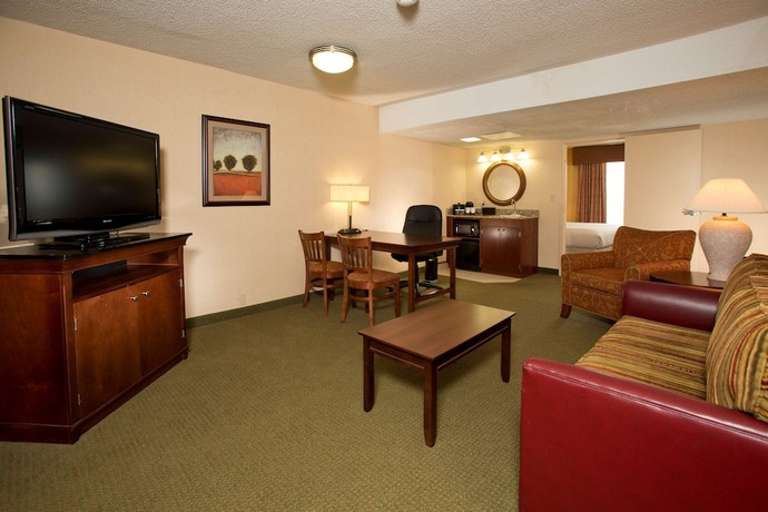 Imagen de la habitación del Hotel Embassy Suites By Hilton Tulsa I-44. Foto 12