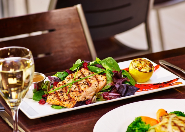 Imagen del bar/restaurante del Hotel Embassy Suites By Hilton Tysons Corner. Foto 2