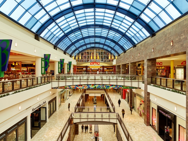 Imagen de los interiores del Hotel Embassy Suites By Hilton Tysons Corner. Foto 7