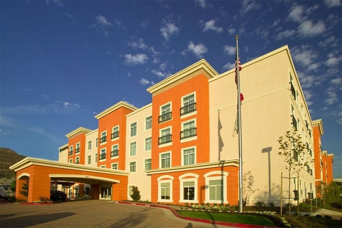 Imagen de la piscina del Hotel Embassy Suites By Hilton Valencia. Foto 8
