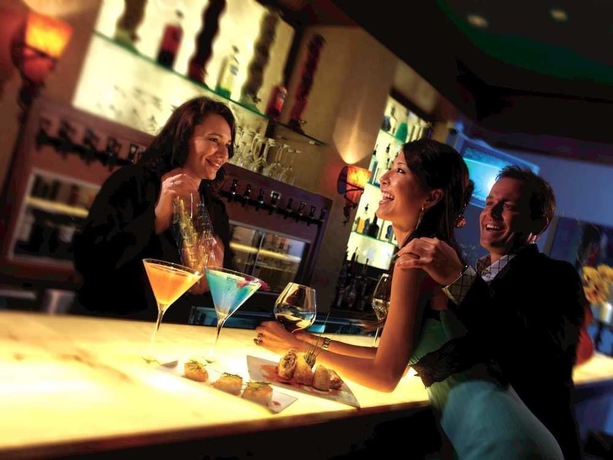 Imagen del bar/restaurante del Hotel Embassy Suites By Hilton West Palm Beach Central. Foto 2