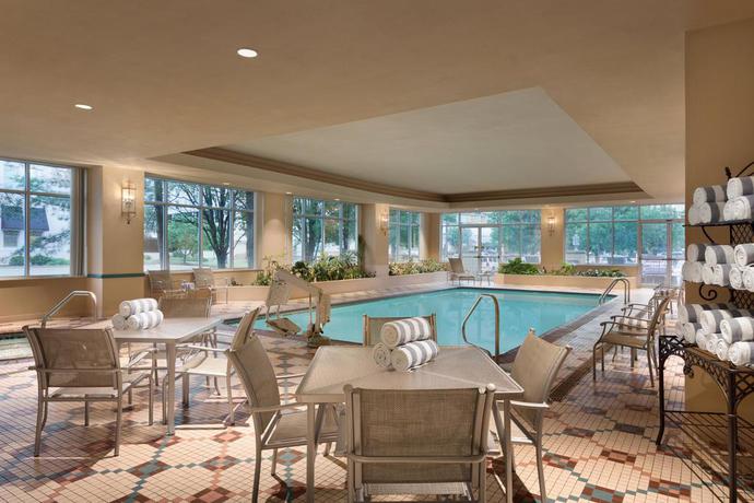 Imagen de la piscina del Hotel Embassy Suites Charleston. Foto 11