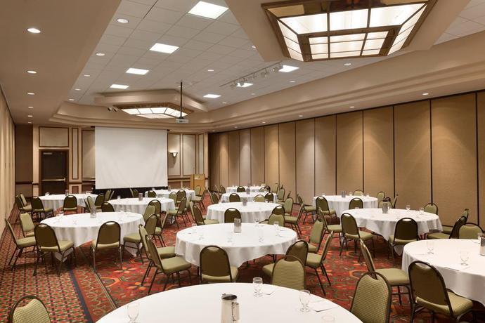 Imagen de los interiores del Hotel Embassy Suites Charleston. Foto 8