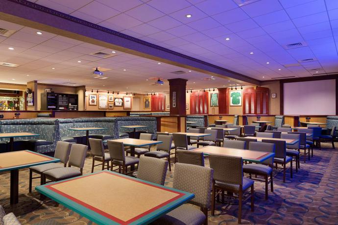 Imagen de los interiores del Hotel Embassy Suites Charleston. Foto 9