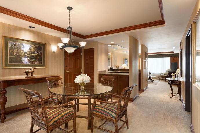 Imagen de la habitación del Hotel Embassy Suites Charleston. Foto 3