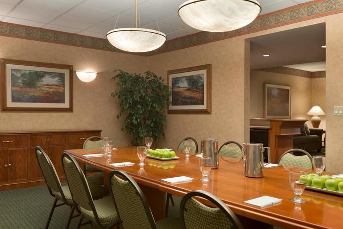Imagen de los interiores del Hotel Embassy Suites Charleston. Foto 10