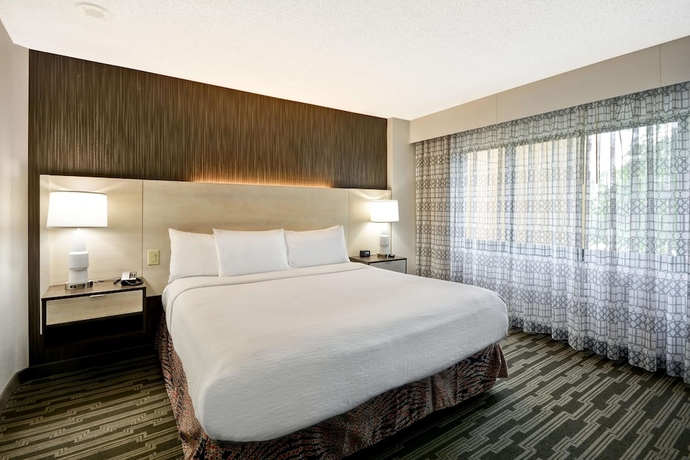 Imagen de la habitación del Hotel Embassy Suites Charlotte. Foto 4