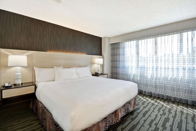 Imagen de la habitación del Hotel Embassy Suites Charlotte. Foto 6