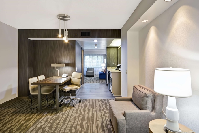 Imagen de la habitación del Hotel Embassy Suites Charlotte. Foto 9