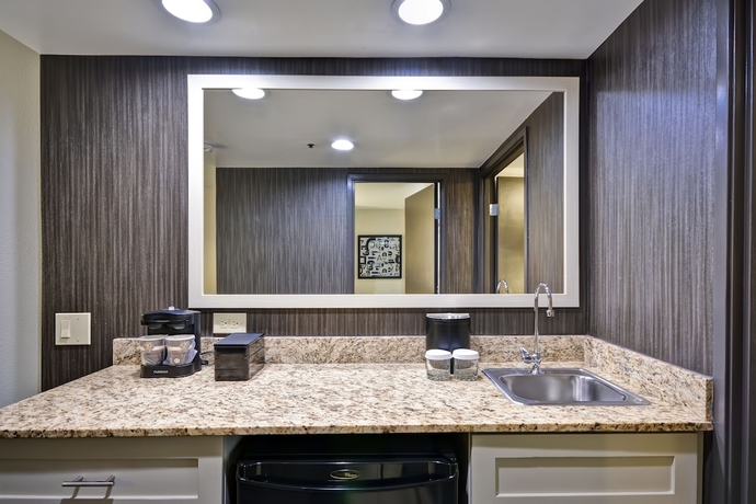 Imagen de la habitación del Hotel Embassy Suites Charlotte. Foto 11