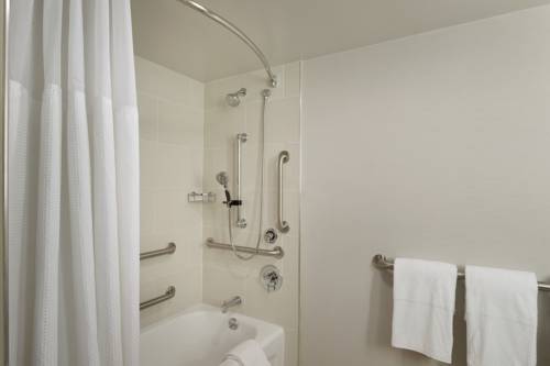Imagen de la habitación del Hotel Embassy Suites Columbus. Foto 2