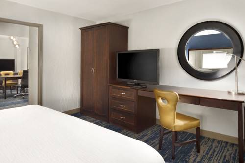 Imagen de la habitación del Hotel Embassy Suites Columbus. Foto 4