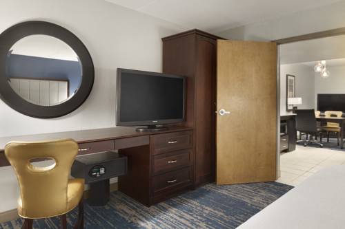 Imagen de la habitación del Hotel Embassy Suites Columbus. Foto 6