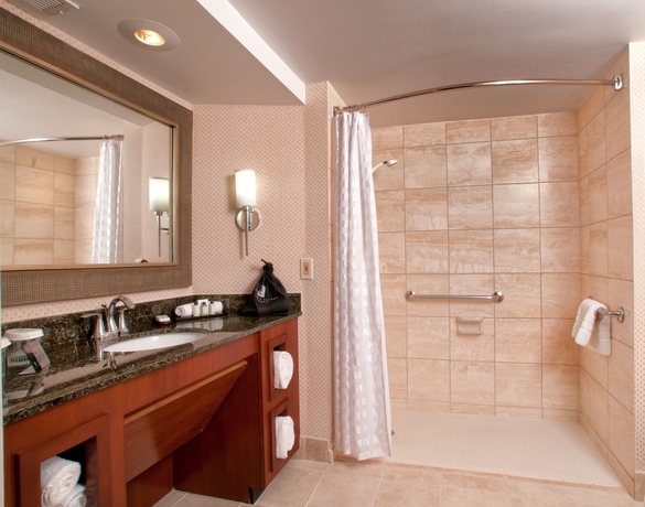 Imagen de la habitación del Hotel Embassy Suites Crystal City National Airport. Foto 4