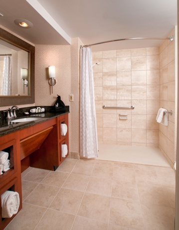 Imagen de la habitación del Hotel Embassy Suites Crystal City National Airport. Foto 5