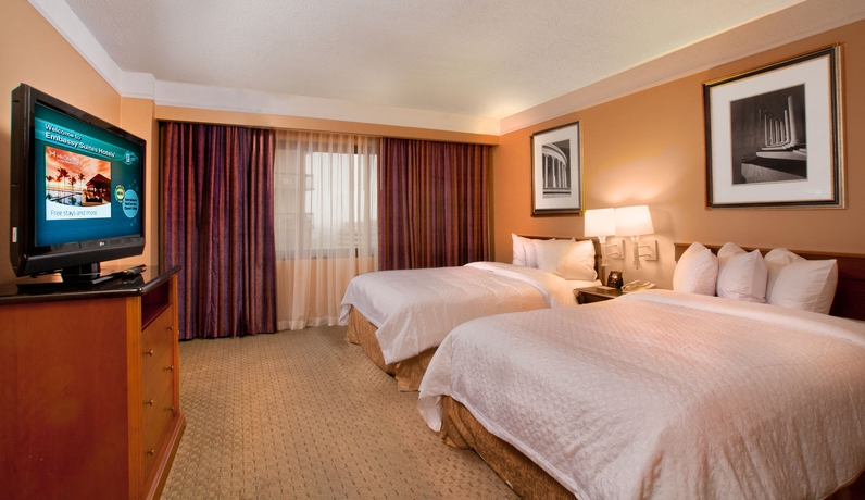 Imagen de la habitación del Hotel Embassy Suites Crystal City National Airport. Foto 8