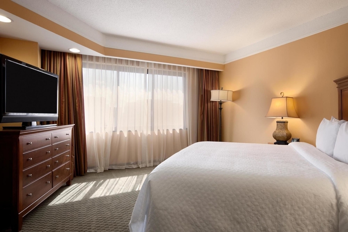 Imagen de la habitación del Hotel Embassy Suites Crystal City National Airport. Foto 10