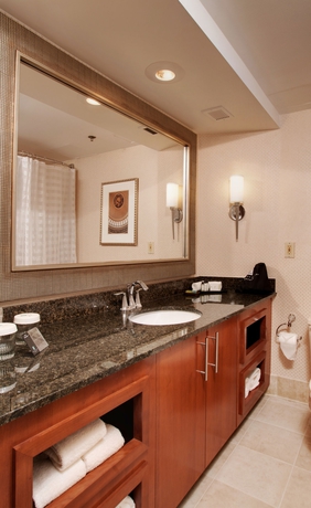 Imagen de la habitación del Hotel Embassy Suites Crystal City National Airport. Foto 11