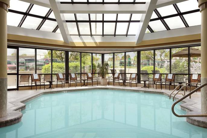 Imagen de la piscina del Hotel Embassy Suites Denver Tech Center. Foto 18