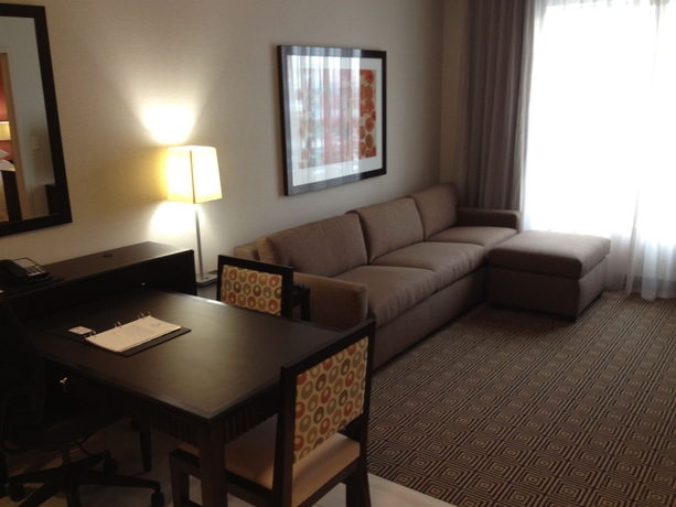 Imagen de los interiores del Hotel Embassy Suites Elizabeth Newark Airport. Foto 9