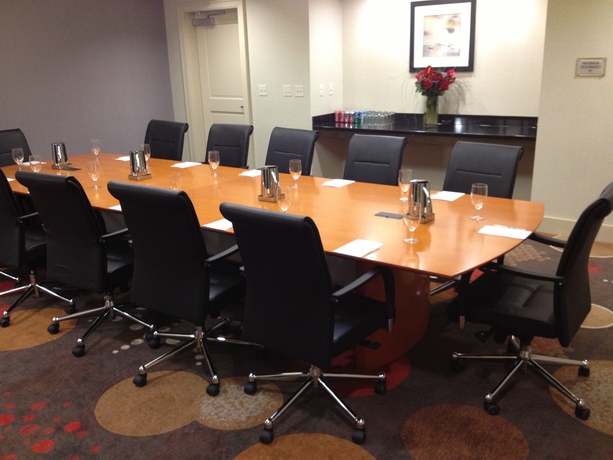 Imagen de los interiores del Hotel Embassy Suites Elizabeth Newark Airport. Foto 10