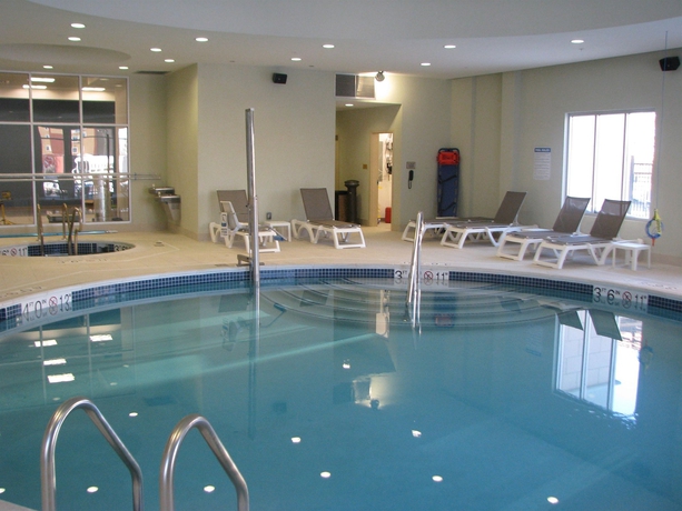 Imagen de la piscina del Hotel Embassy Suites Elizabeth Newark Airport. Foto 15