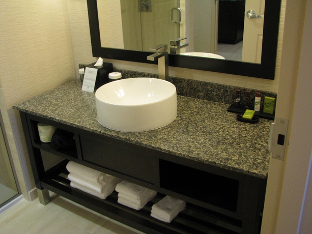 Imagen de la habitación del Hotel Embassy Suites Elizabeth Newark Airport. Foto 6