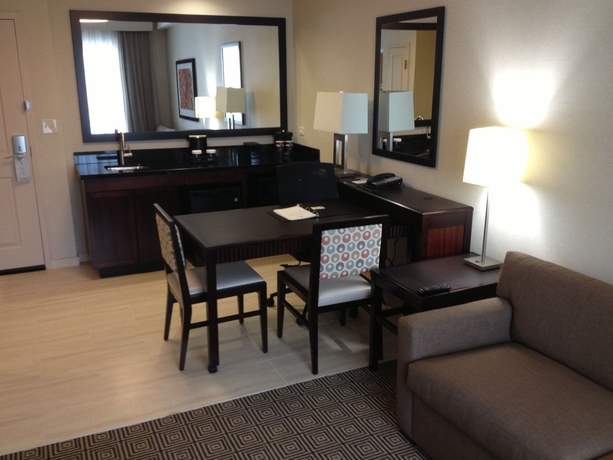 Imagen de los interiores del Hotel Embassy Suites Elizabeth Newark Airport. Foto 13