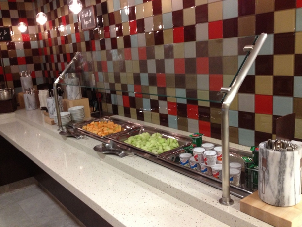 Imagen del bar/restaurante del Hotel Embassy Suites Elizabeth Newark Airport. Foto 3
