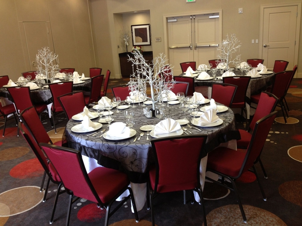 Imagen de los interiores del Hotel Embassy Suites Elizabeth Newark Airport. Foto 14