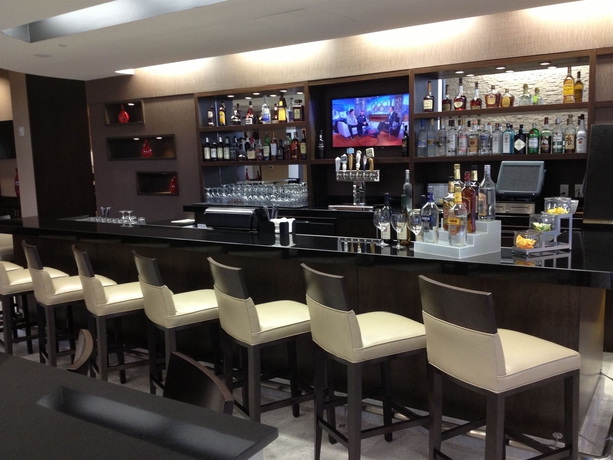 Imagen del bar/restaurante del Hotel Embassy Suites Elizabeth Newark Airport. Foto 5