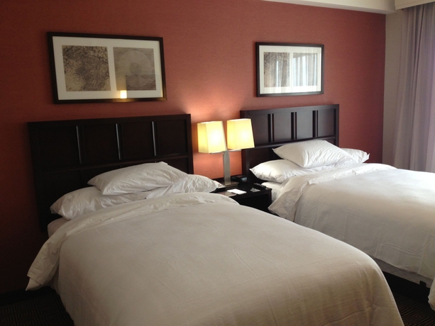 Imagen de la habitación del Hotel Embassy Suites Elizabeth Newark Airport. Foto 8