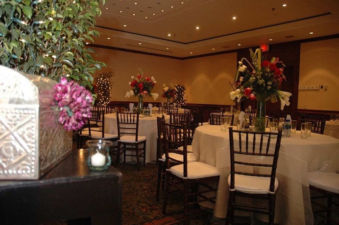 Imagen del bar/restaurante del Hotel Embassy Suites. Foto 1