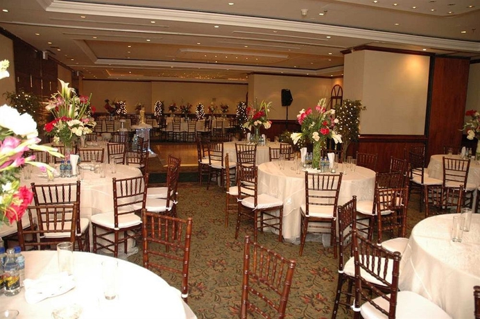 Imagen de los interiores del Hotel Embassy Suites. Foto 6