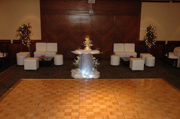 Imagen de los interiores del Hotel Embassy Suites. Foto 7