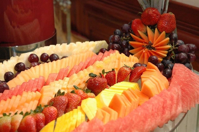 Imagen del bar/restaurante del Hotel Embassy Suites. Foto 2