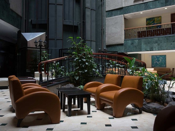 Imagen de los interiores del Hotel Embassy Suites. Foto 8